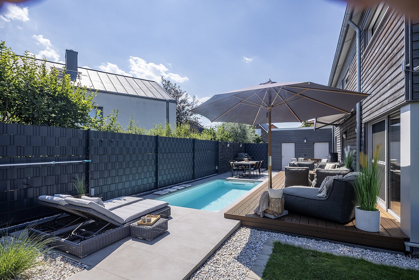 NORDIQ Pool mit Holzdeck und Sichtschutz