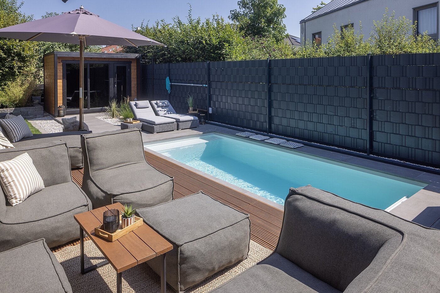 NORDIQ Pool im Garten mit Sitzgruppe