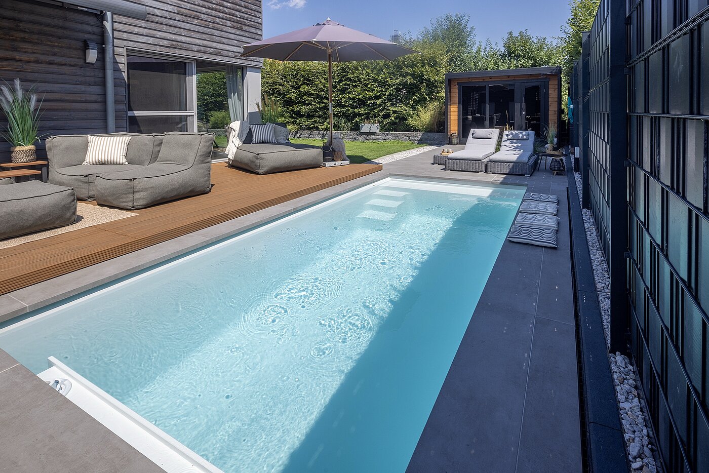 NORDIQ Pool mit Holzdeck und Lounge