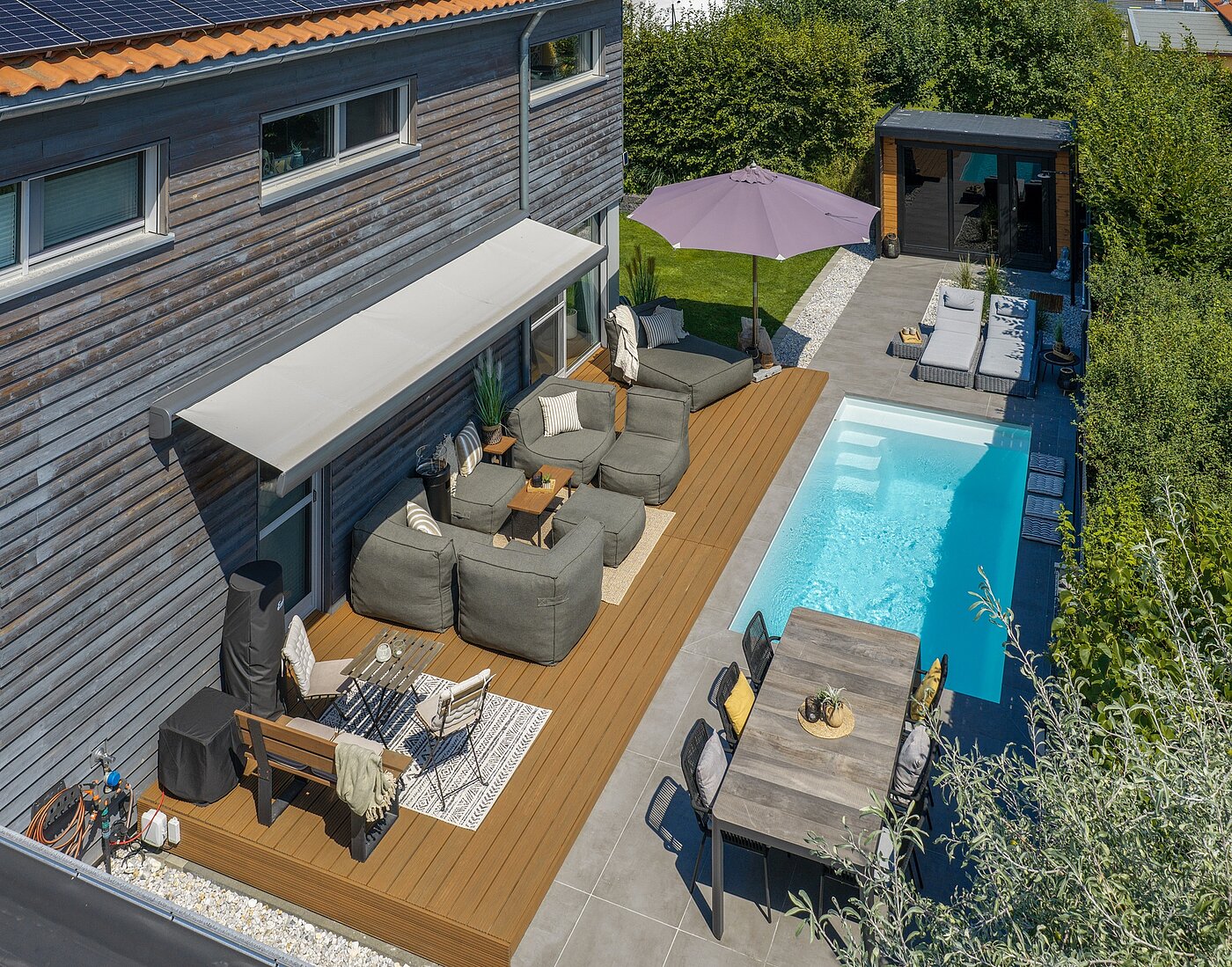Garten mit NORDIQ Pool und Terrasse von oben